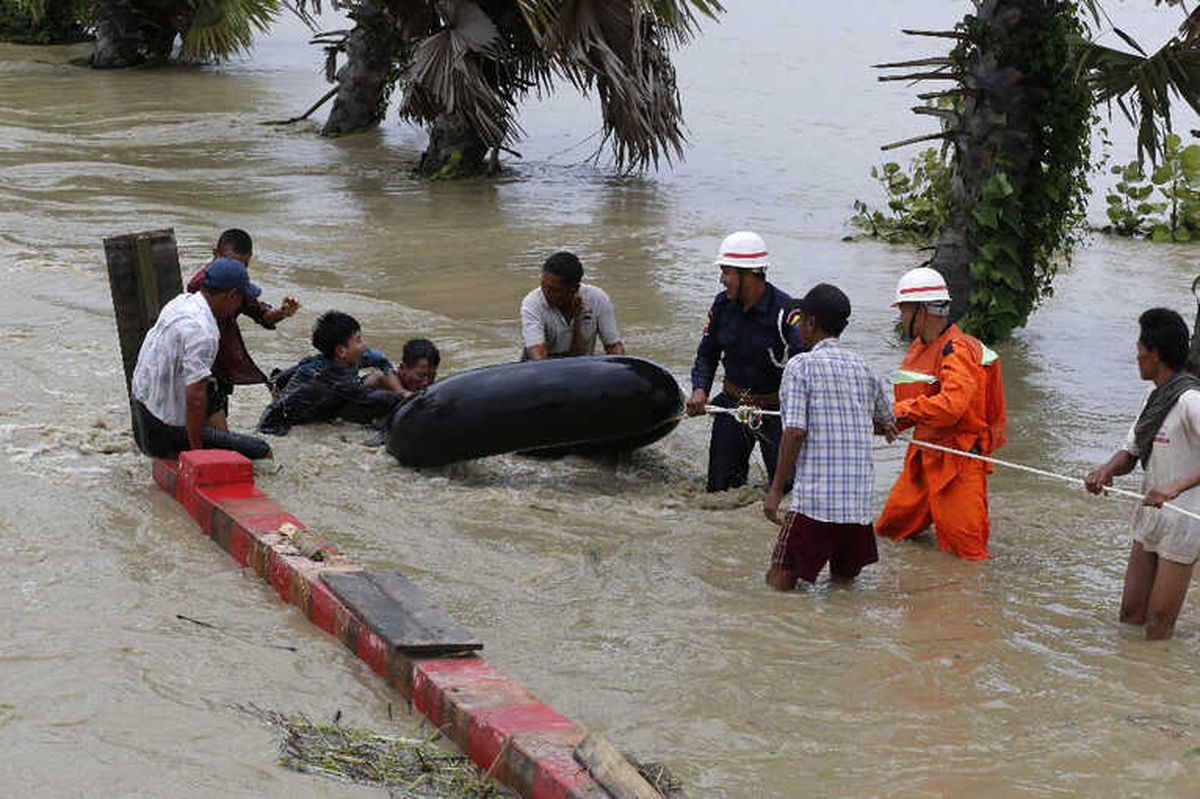 Myanmar\'da Köyler Sular Altında Kaldı: 50 Bin Kişi Tahliye Edildi