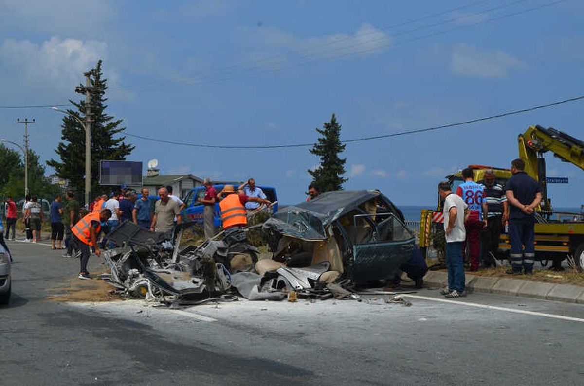 Otomobil İkiye Bölündü: 1 Ölü, 10 Yaralı