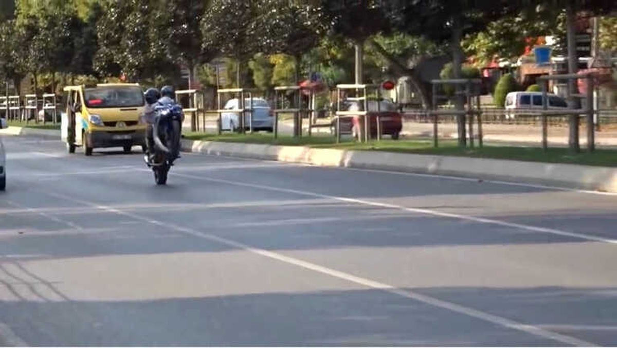İstanbul\'da Ayaklarıyla Motosiklet Süren Maganda Yine Terör Estirdi