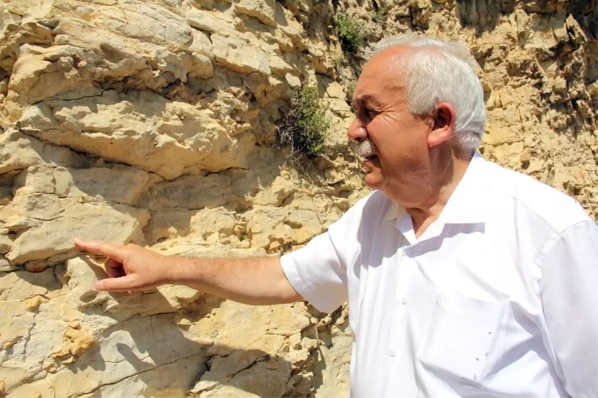 Okuldan Mezun Olanlar, 100 Yıldır Mezuniyetlerini Bu Kayaya Yazıyor