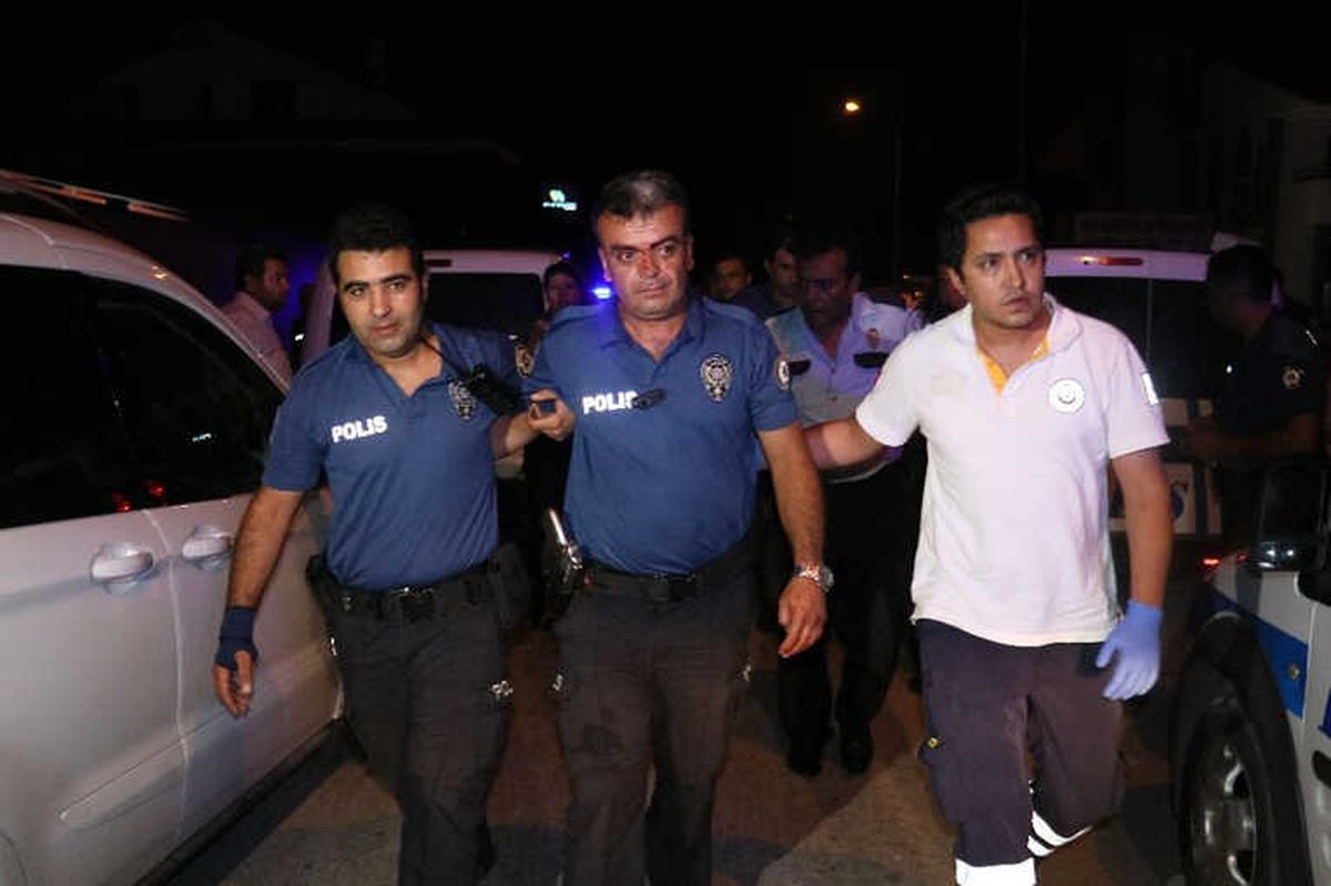 Polis Yardıma Gitti Saldırıya Uğrayıp Yaralandı