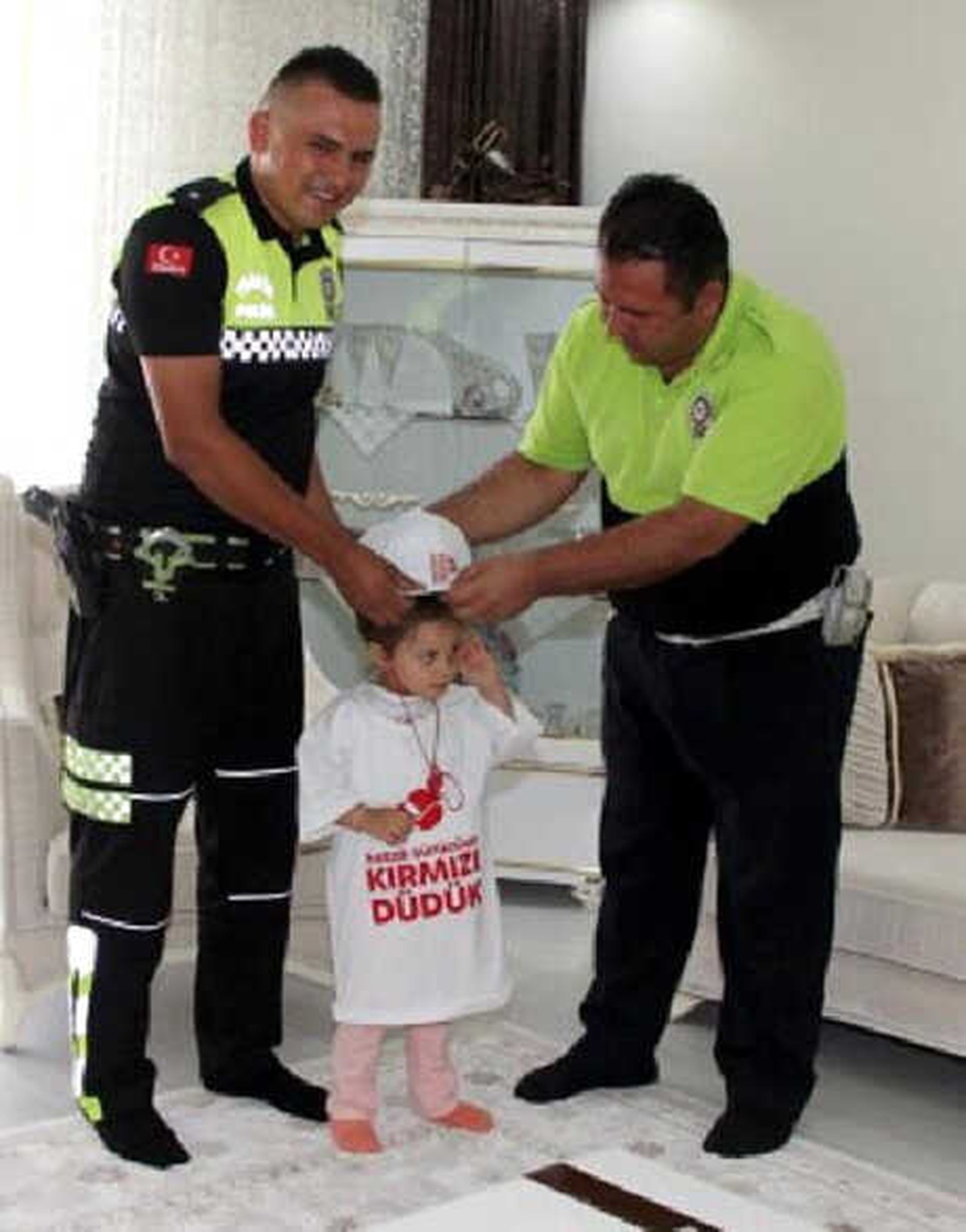 Polisler, Elif\'in, \'Kırmızı Düdük\' İsteğini Yerine Getirdi