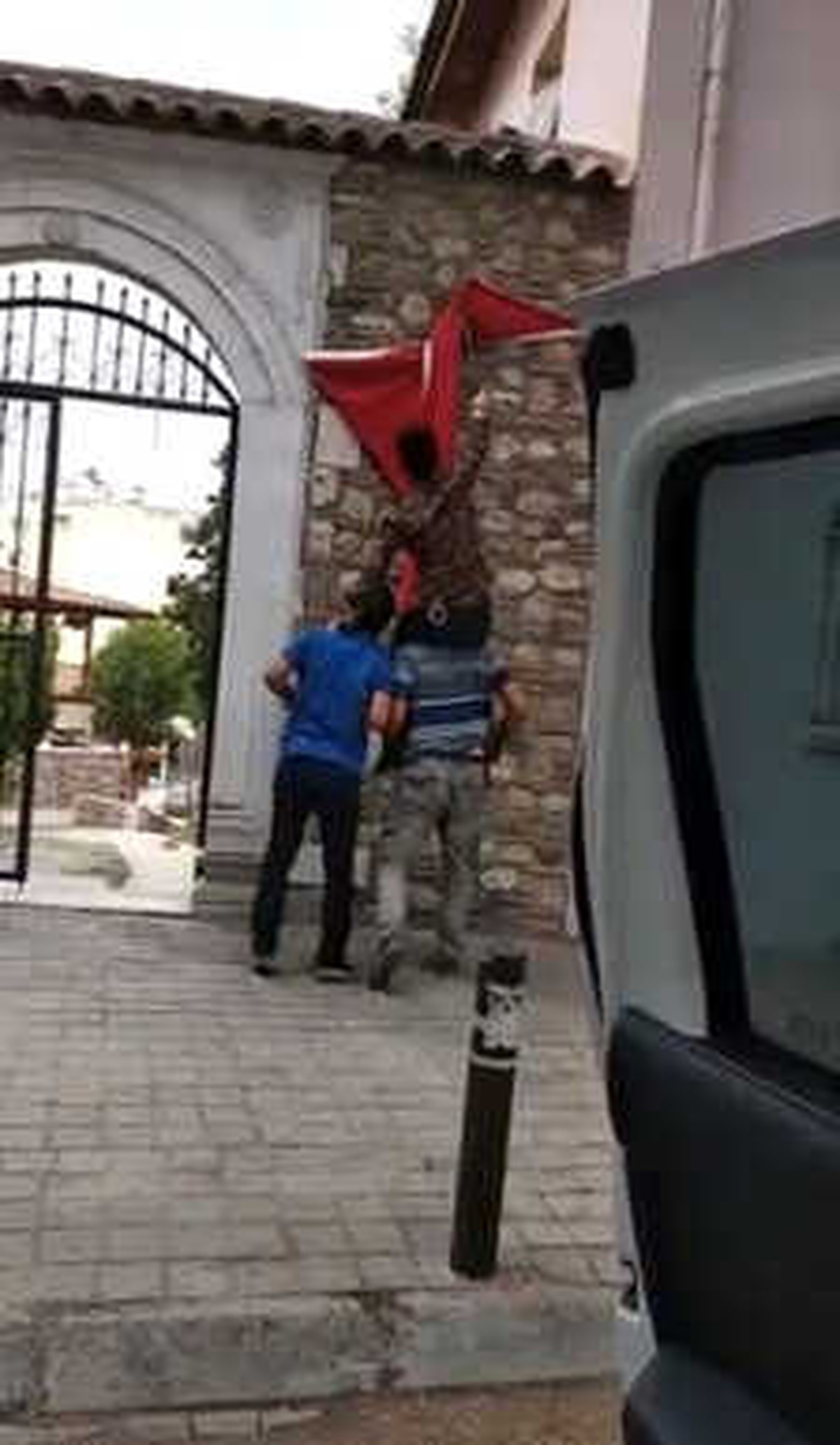 Polislerin Bayrak Hassasiyeti Yüreklere Dokundu
