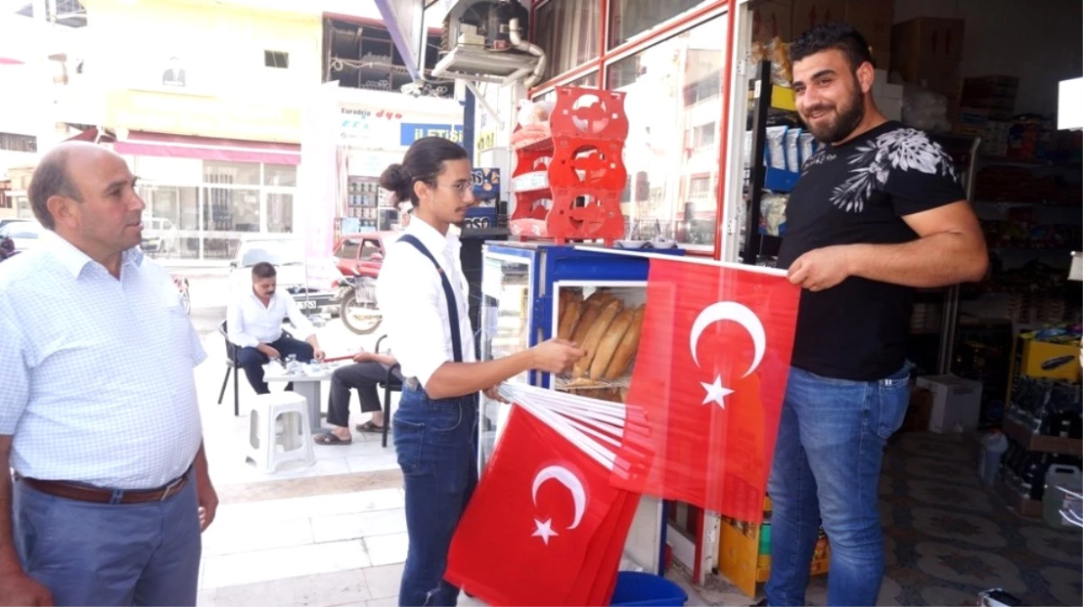 Sarıgöl CHP İlçe Teşkilatından Bayrak Kampanyası