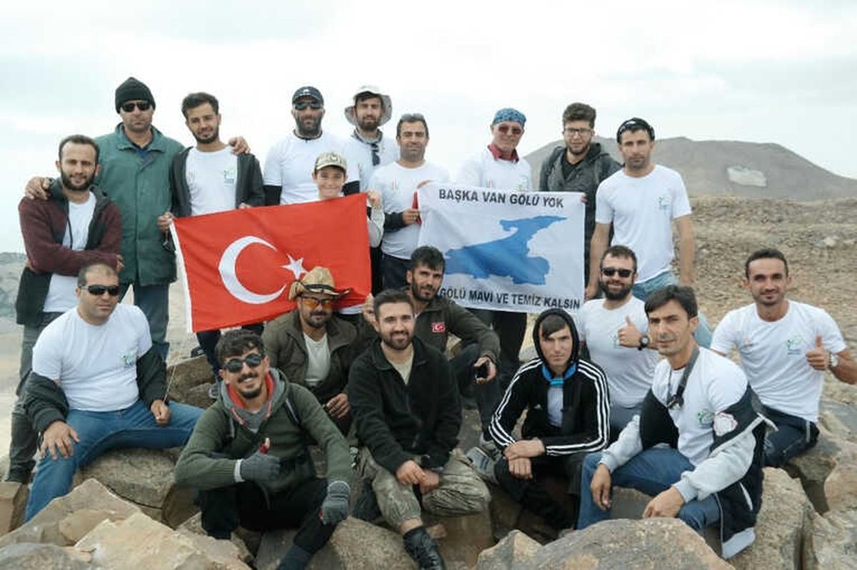 Süphan Dağı\'nda İngiliz Uçağının Parçalarını Bulundu
