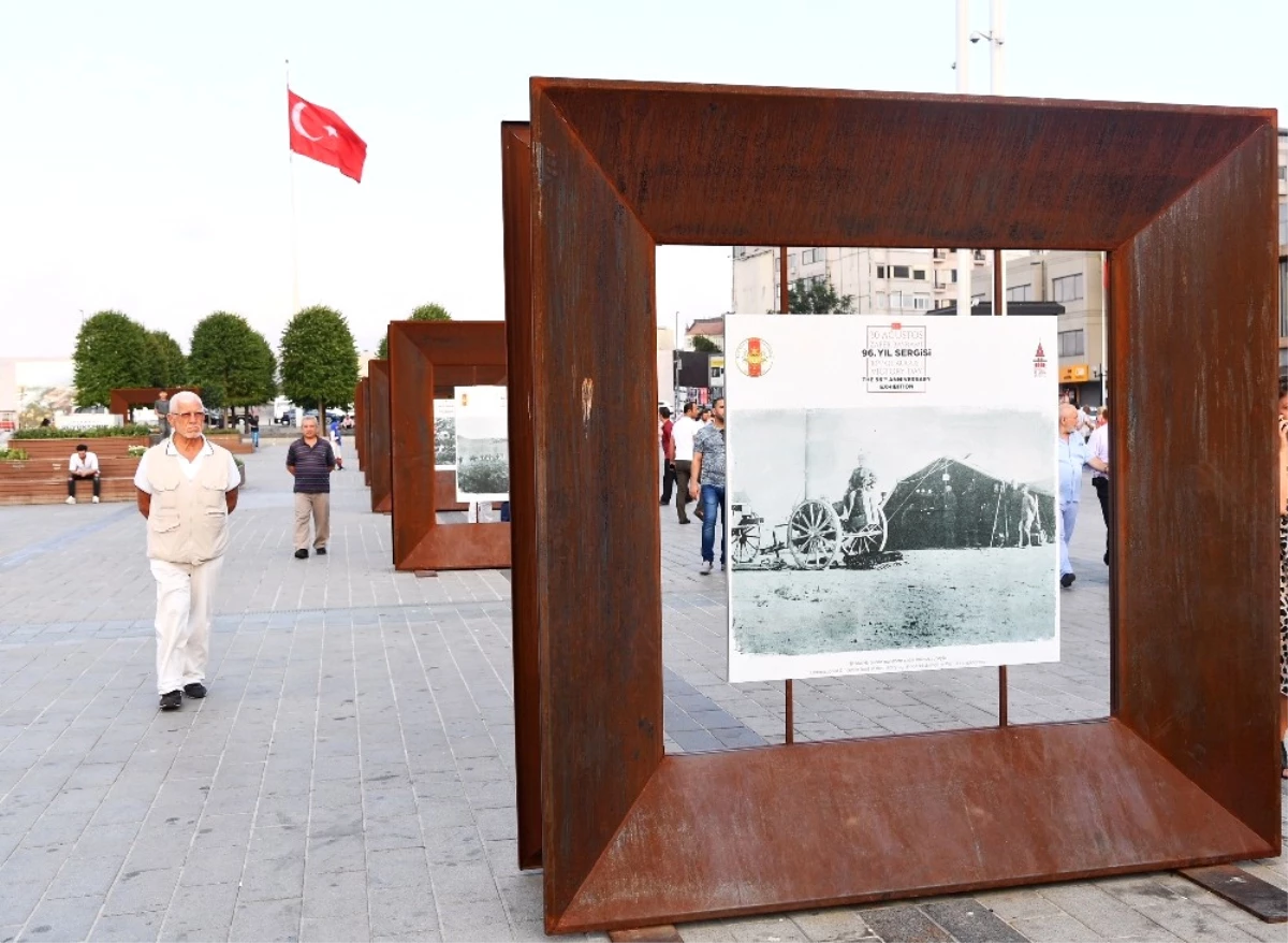 Taksim Meydanı\'nda 30 Ağustos Zafer Bayramı Sergisine Büyük İlgi