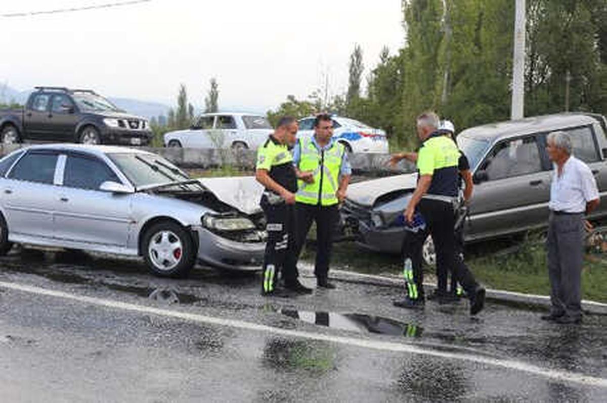 Trafiğe Kapalı Yoldaki Kazada 3 Kişi Yaralandı