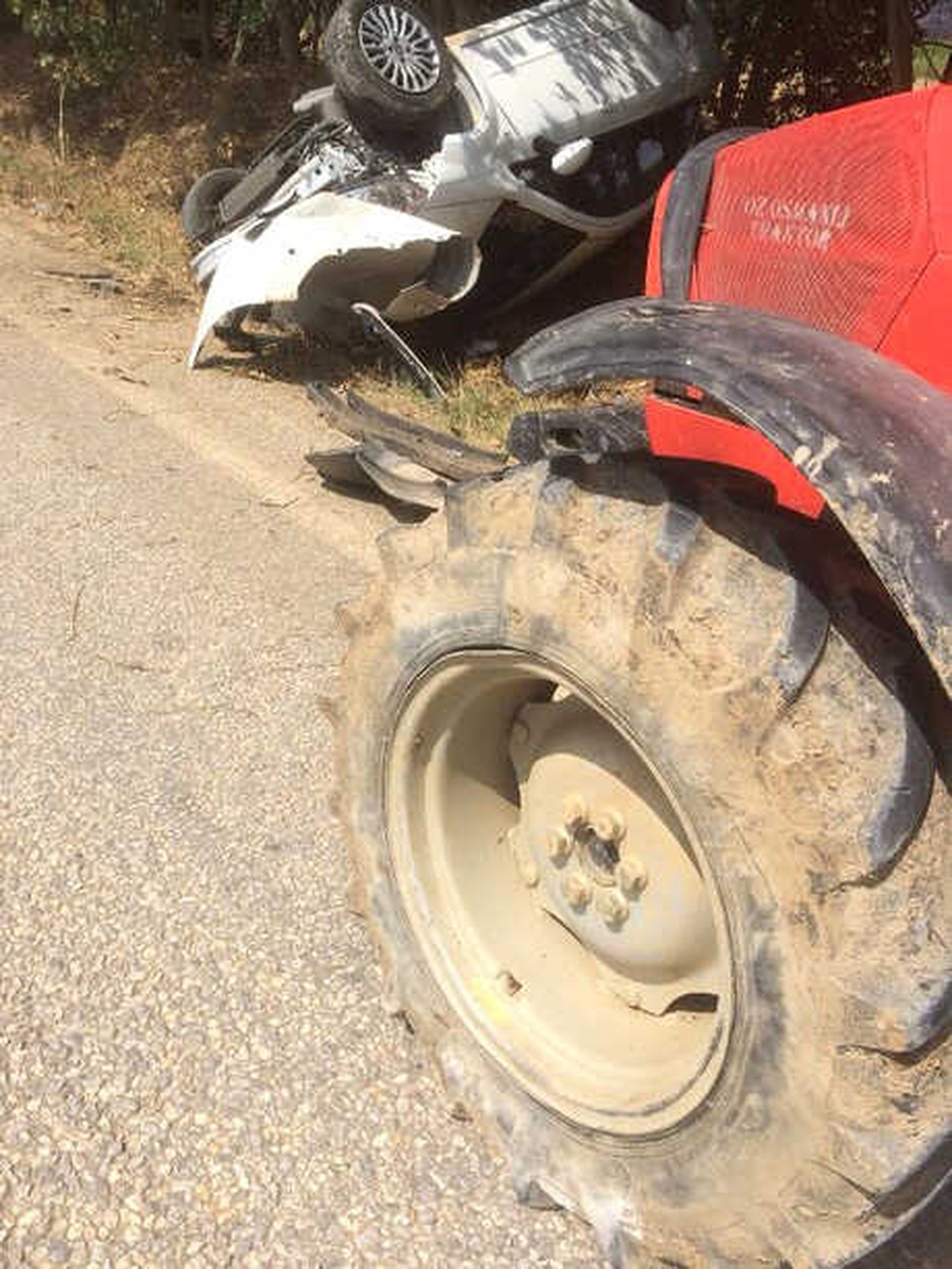 Traktörün Arka Tekerine Çarpan Otomobil Takla Attı