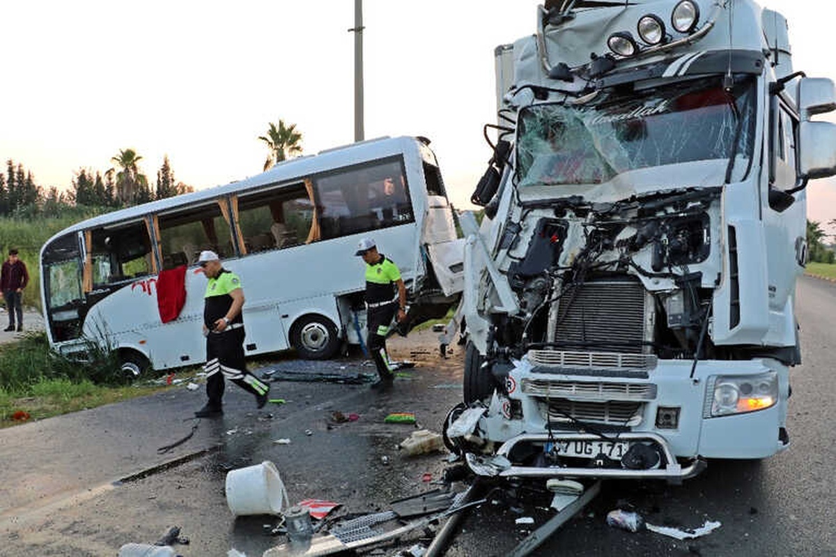 Turistleri Taşıyan Midibüse Tır Çarptı: 13 Yaralı