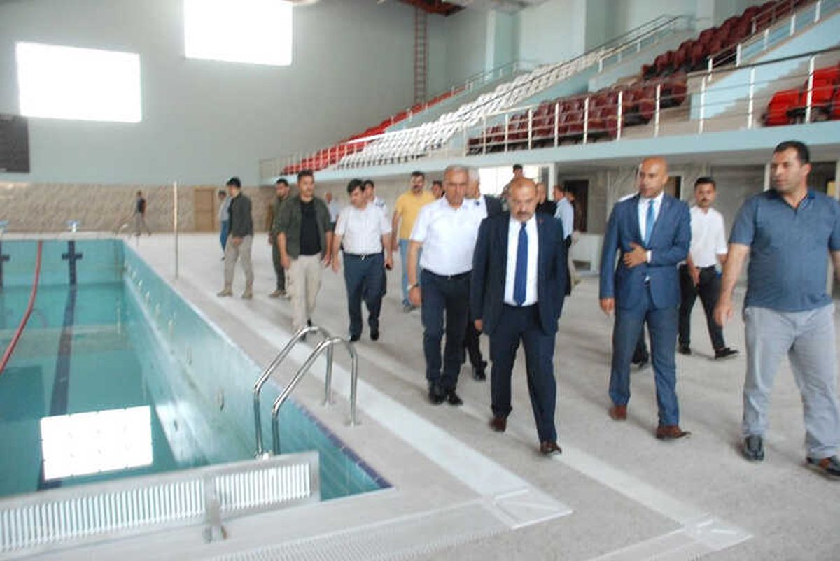Vali Ustaoğlu Yarı Olimpik Yüzme Havuzunda İncelemelerde Bulundu