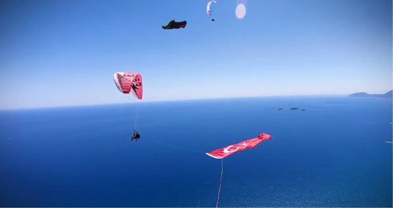 Yamaç Paraşütçüleri Gökyüzünde Dev Türk Bayrağı Açtı