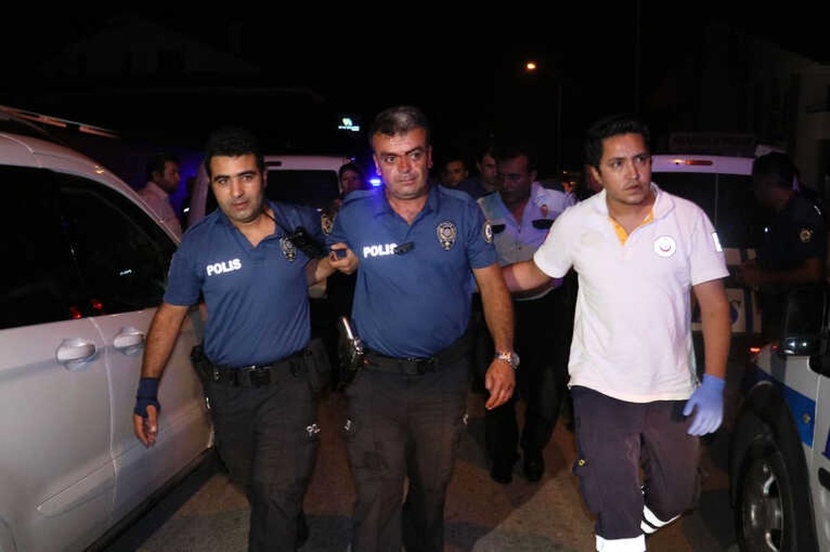 Yardıma Giden Polis Yaralandı