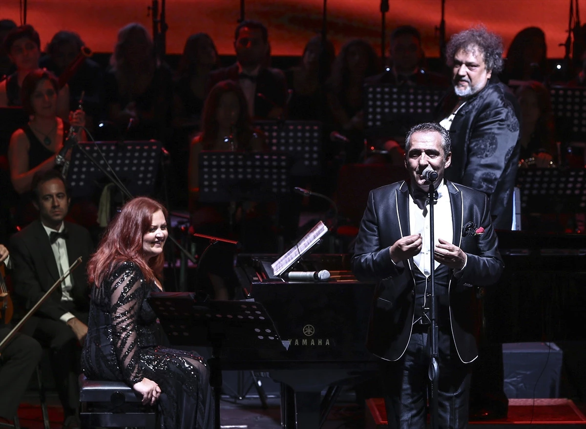 Yavuz Bingöl ile Mehveş Emeç, Şehit Aileleri Yararına Konser Verdi