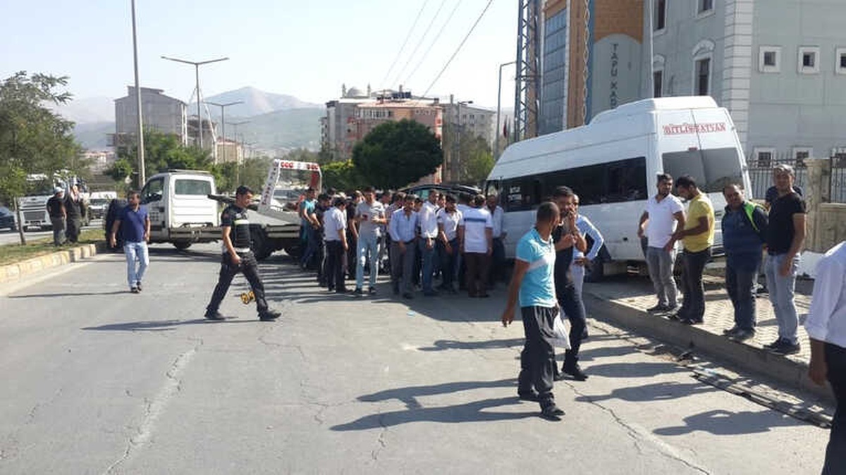 Yolcu Minibüsü ile Otomobil Çarpıştı: 12 Yaralı