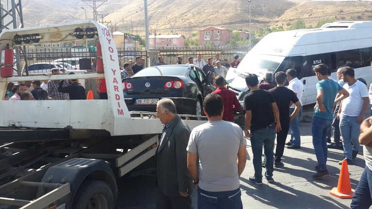 Yolcu Minibüsü ile Otomobil Çarpıştı: 12 Yaralı