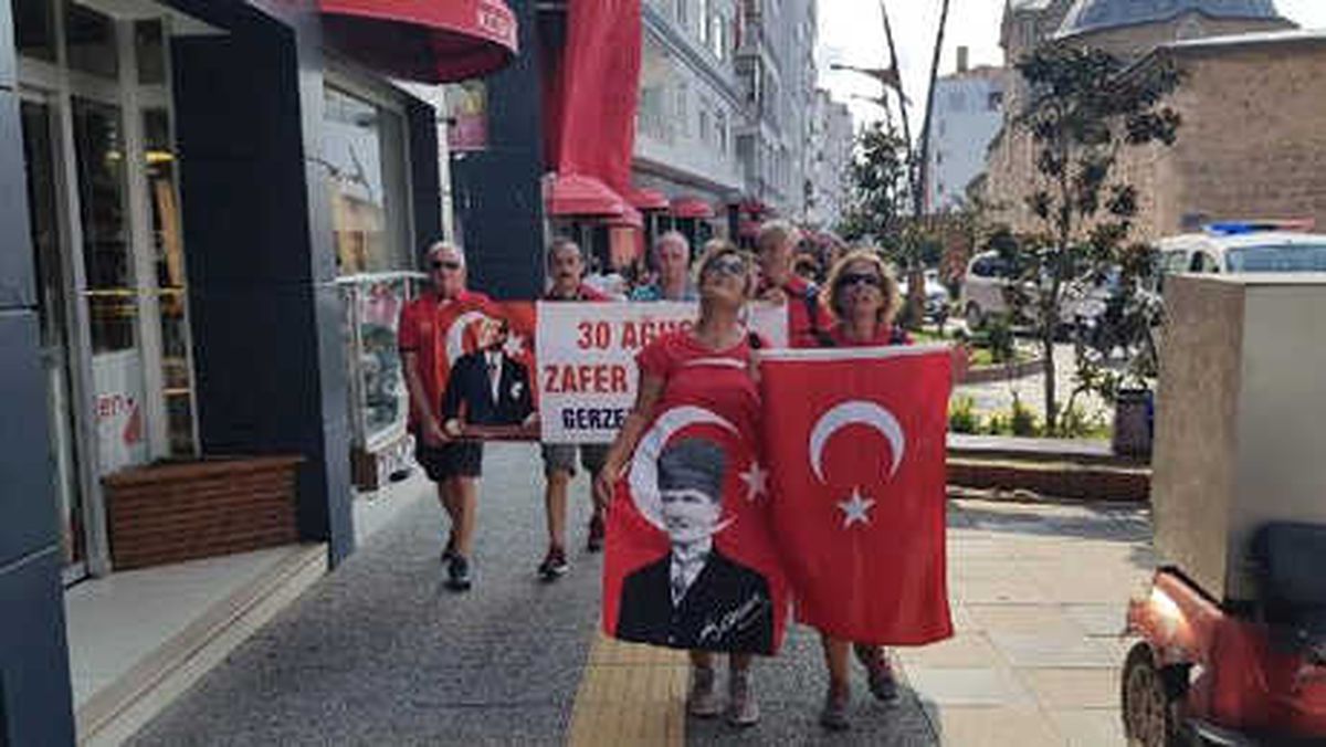 30 Ağustos İçin 8 Saatte 41 Kilometre Yol Yürüdüler