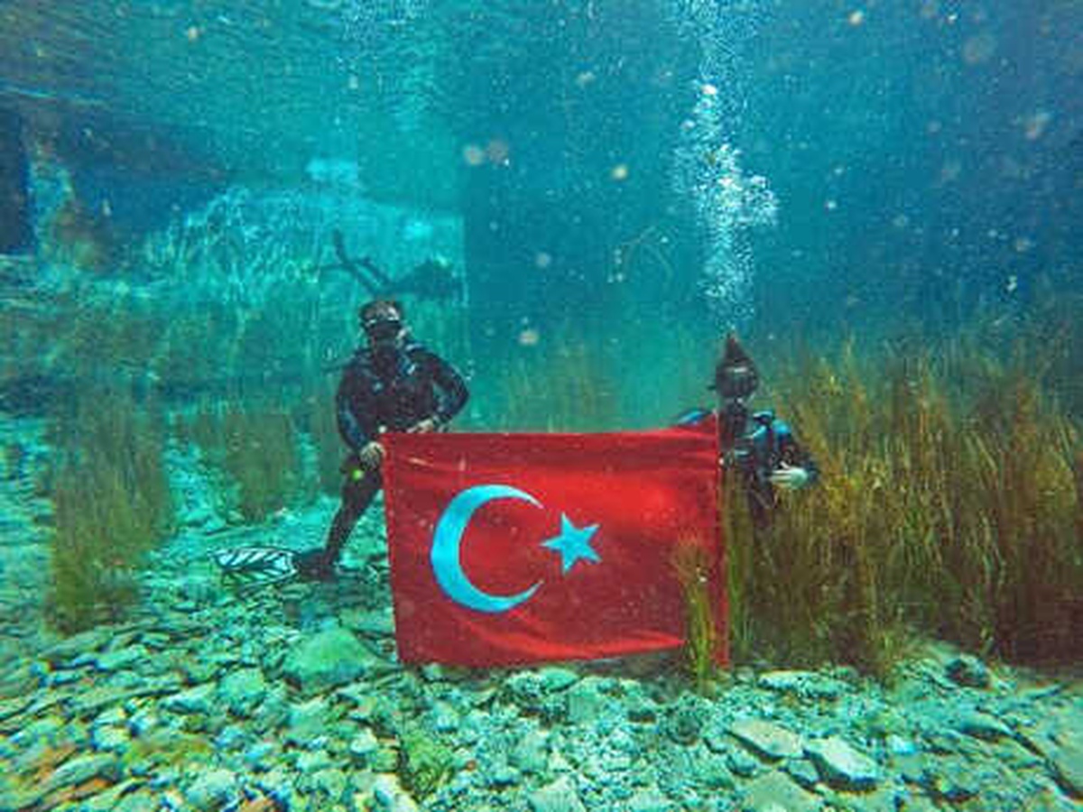 AK Parti\'li Günay, Zafer Bayramı İçin Su Altında Türk Bayrağı Açtı