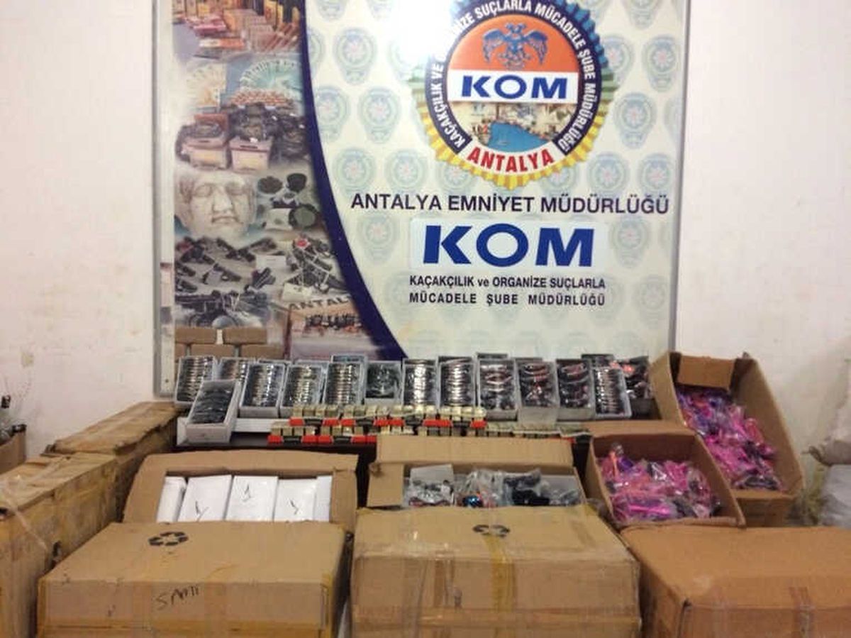 Antalya\'da 275 Bin Lira Değerinde Kaçak Güneş Gözlüğü Ele Geçirildi