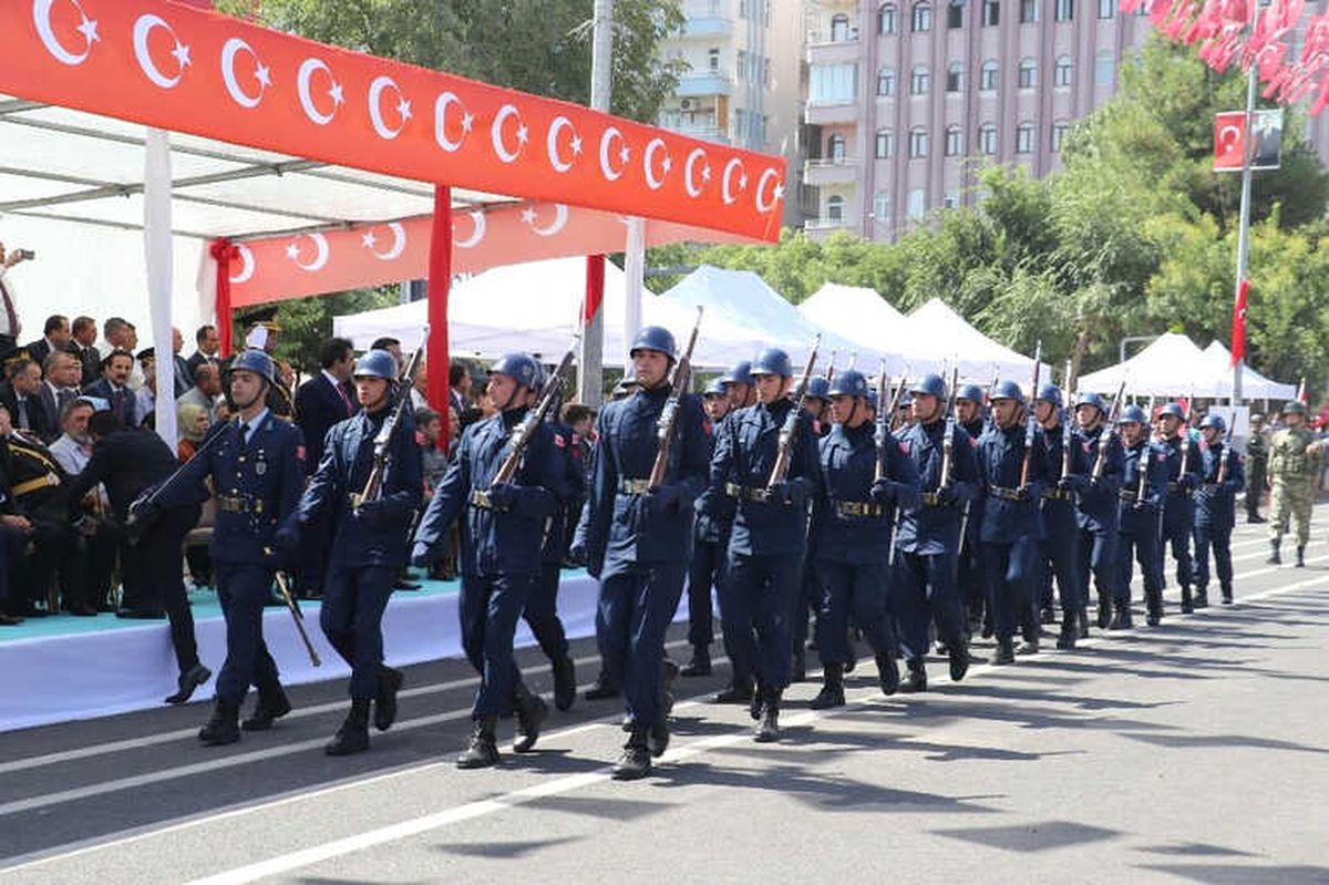 Asker, Diyarbakır Sokaklarını İnletti