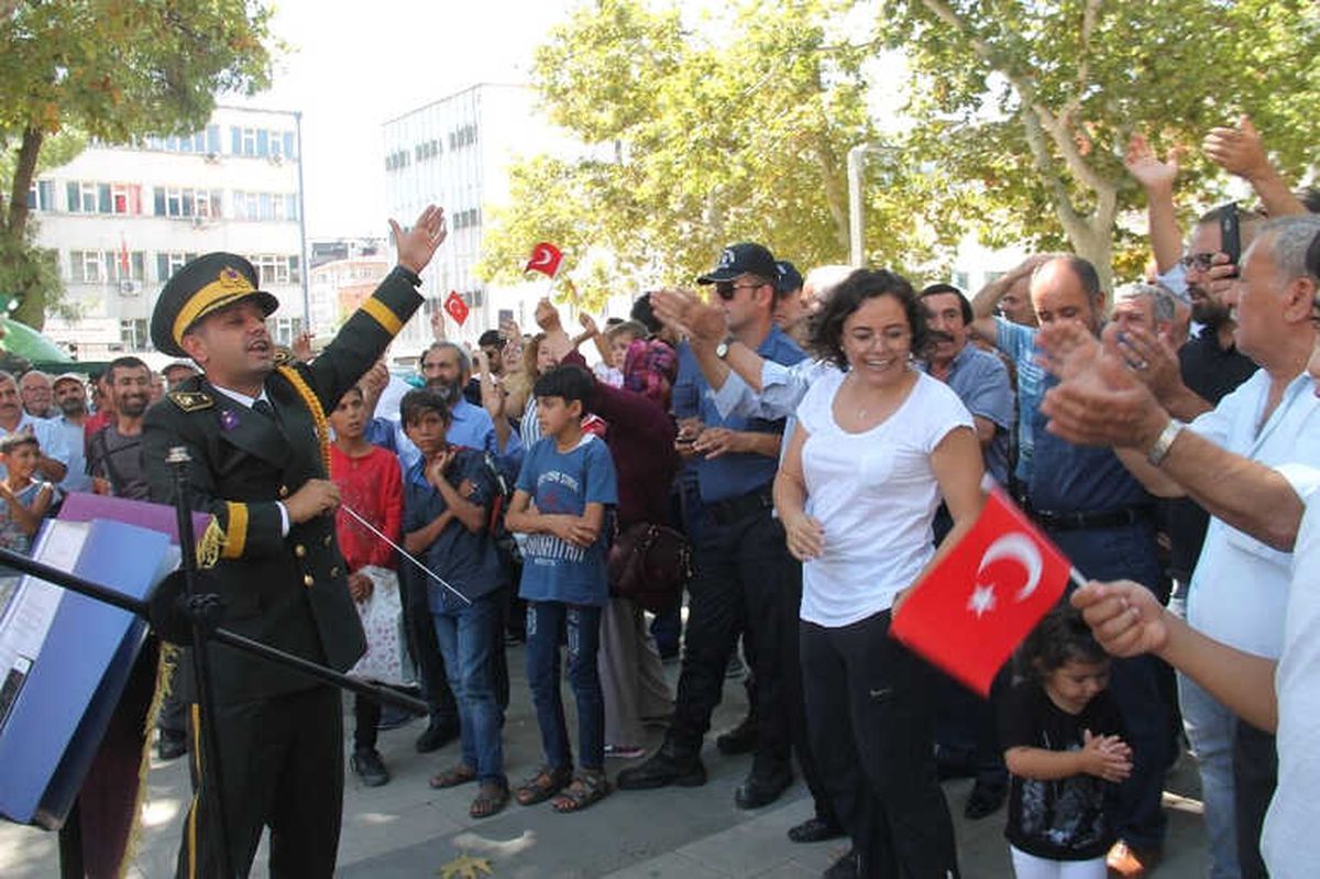Askeri Bando Çaldı, Vatandaşlar Coştu