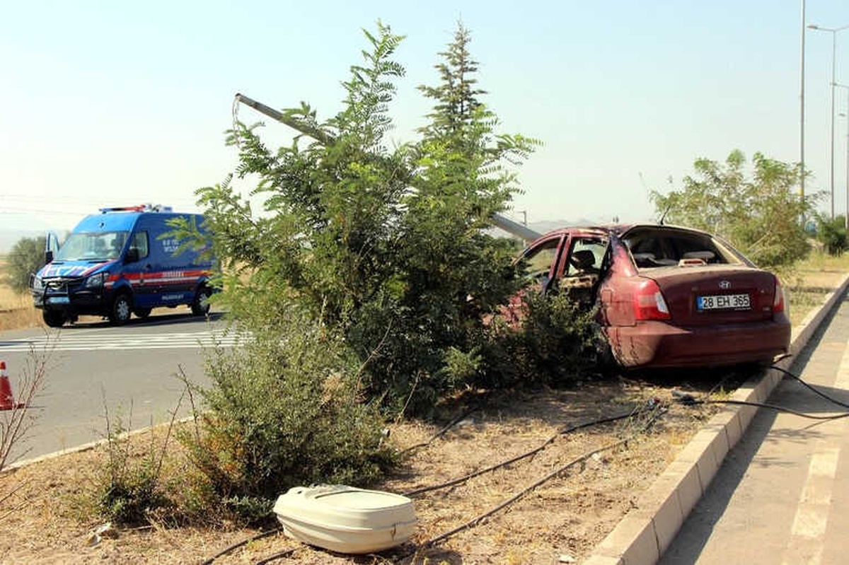 Askerlerin Bulunduğu Otomobil Aydınlatma Direğine Çarptı: 1 Ölü, 2 Yaralı