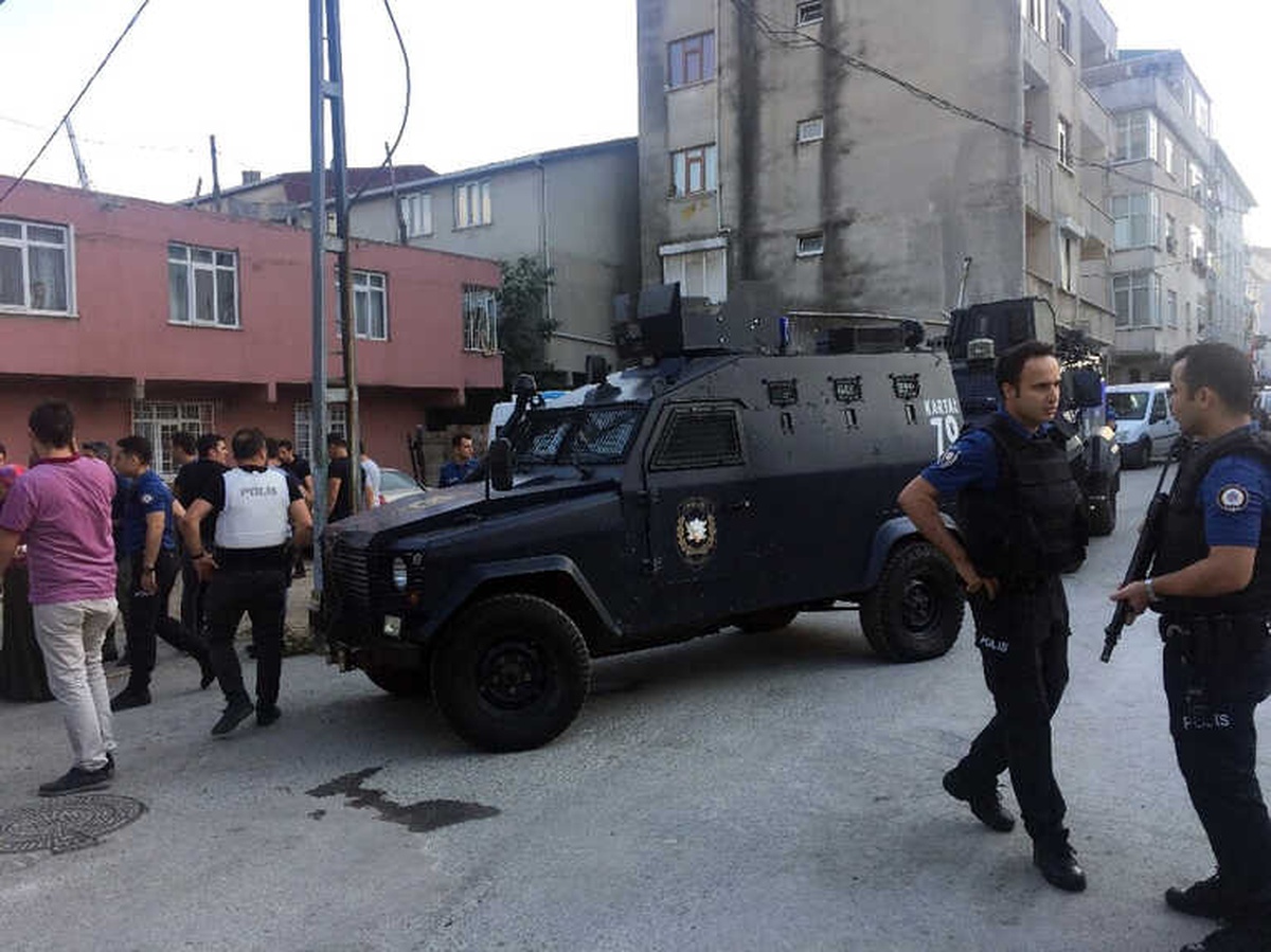 Ataşehir\'de Cezaevi Firarisini Yakalamak İsteyen Polise Taşlı Saldırı
