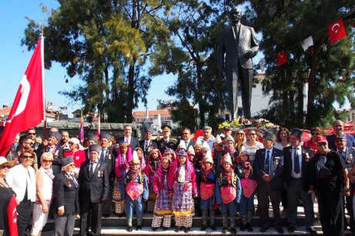 Ayvalık\'ta Büyük Zaferin Coşkusu Yaşandı