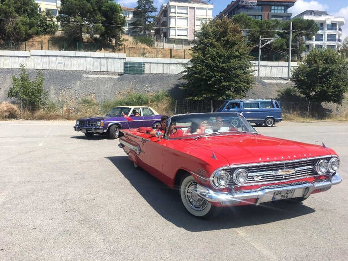 Bağdat Caddesi\'nde Klasik Otomobillerden "Zafer" Konvoyu