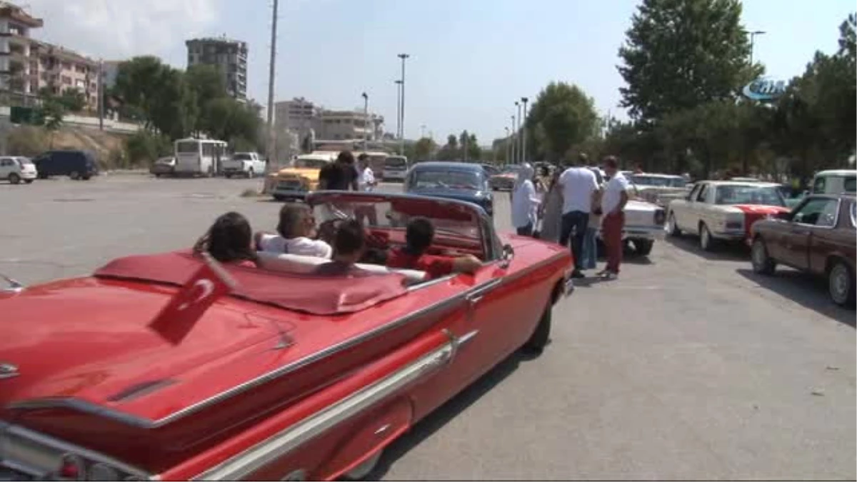Bağdat Caddesi\'nde Klasik Otomobillerden "Zafer" Konvoyu