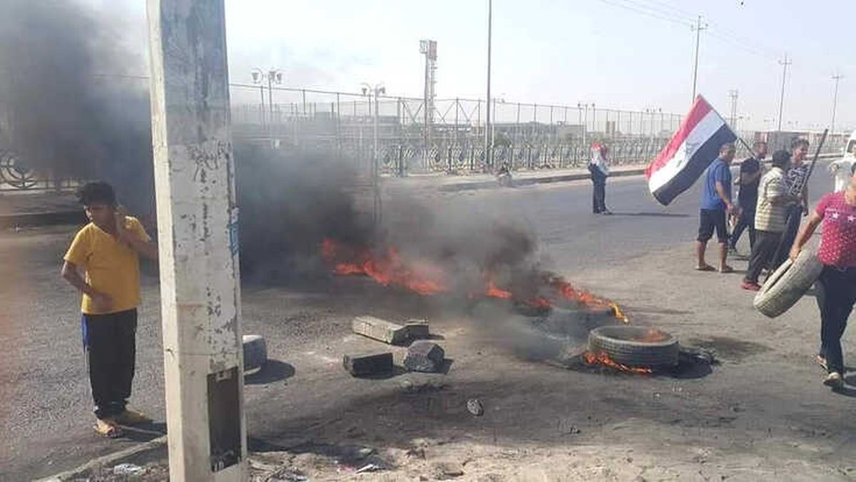 Basra\'da Yolları Kapatan Göstericiler Lastik Yaktı