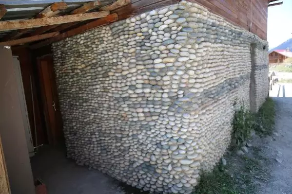 Binlerce Çakıl Taşı ile Yayla Evinin Gövdesini Süsledi Son Dakika