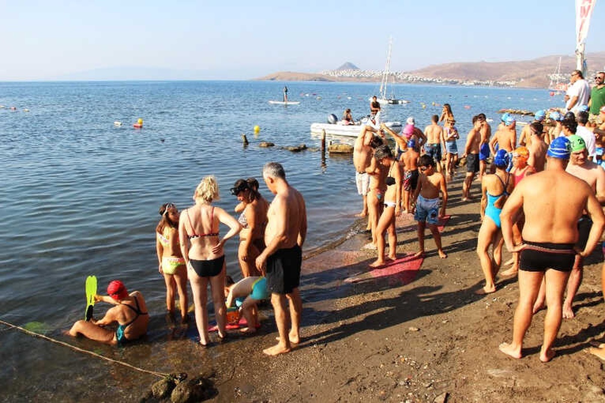 Bodrum\'a 1 Mil Uzaklıktaki Adaya Yüzerek Ulaşıp, Dev Türk Bayrağı Açtılar