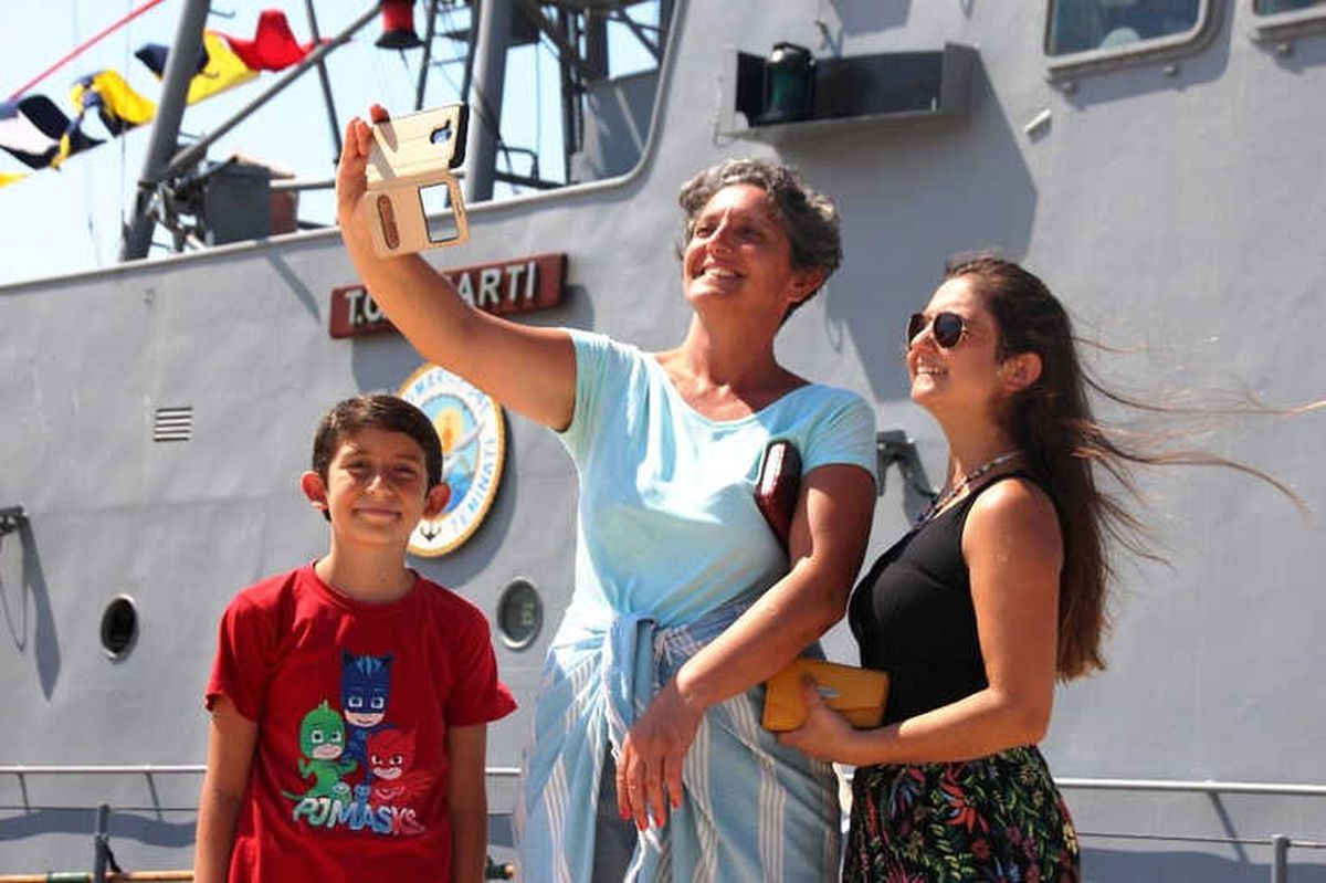 Bodrum\'da Savaş Gemisine Akın Ettiler