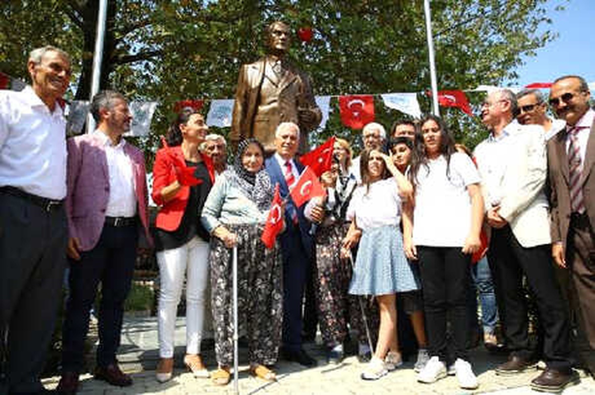Bursa\'da \'Nutuk\'lu Atatürk Heykeli\'nin Açılışı Yapıldı