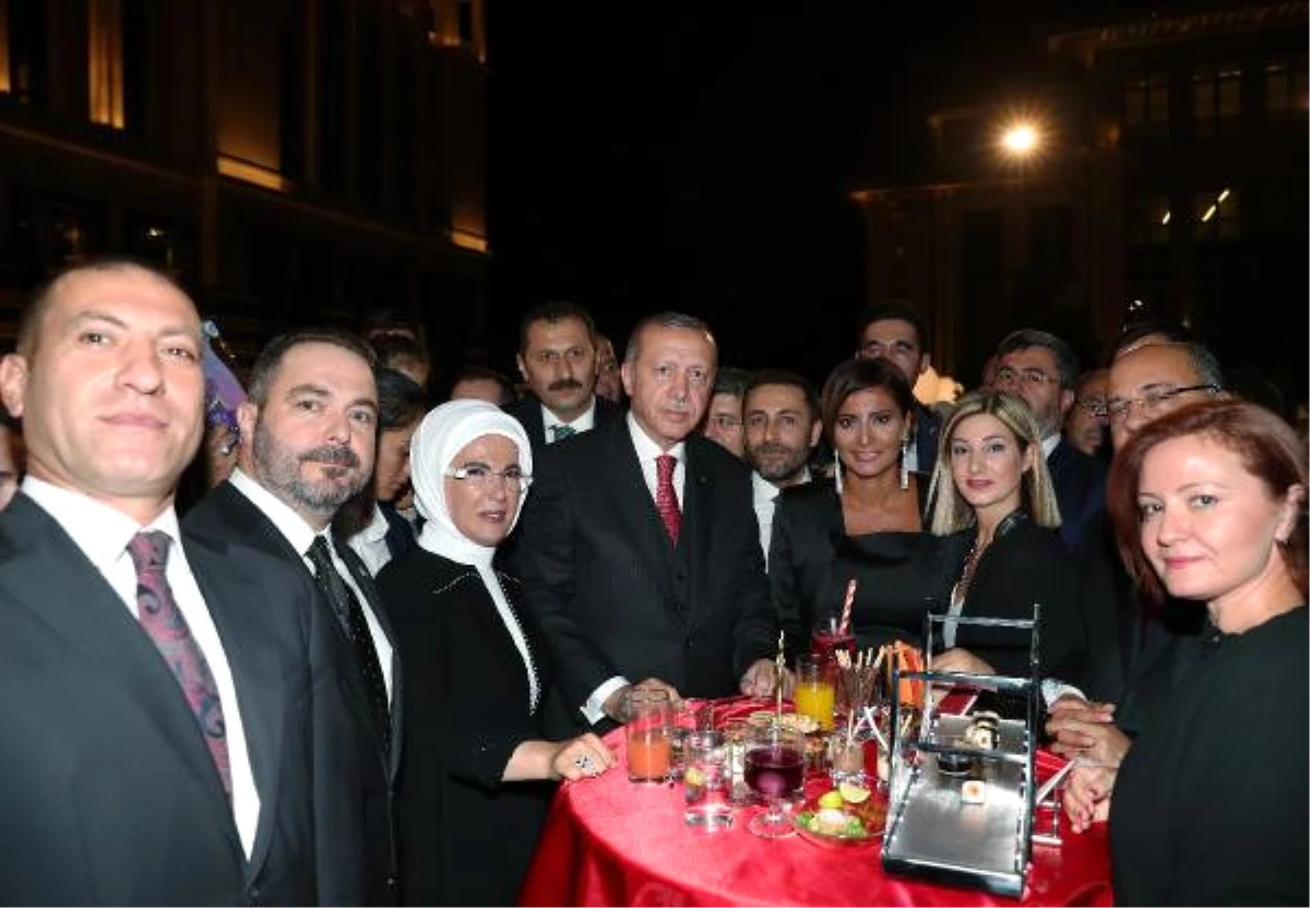 Cumhurbaşkanı Erdoğan, Resepsiyonda Demirören Medya Grubu Temsilcileriyle Bir Araya Geldi