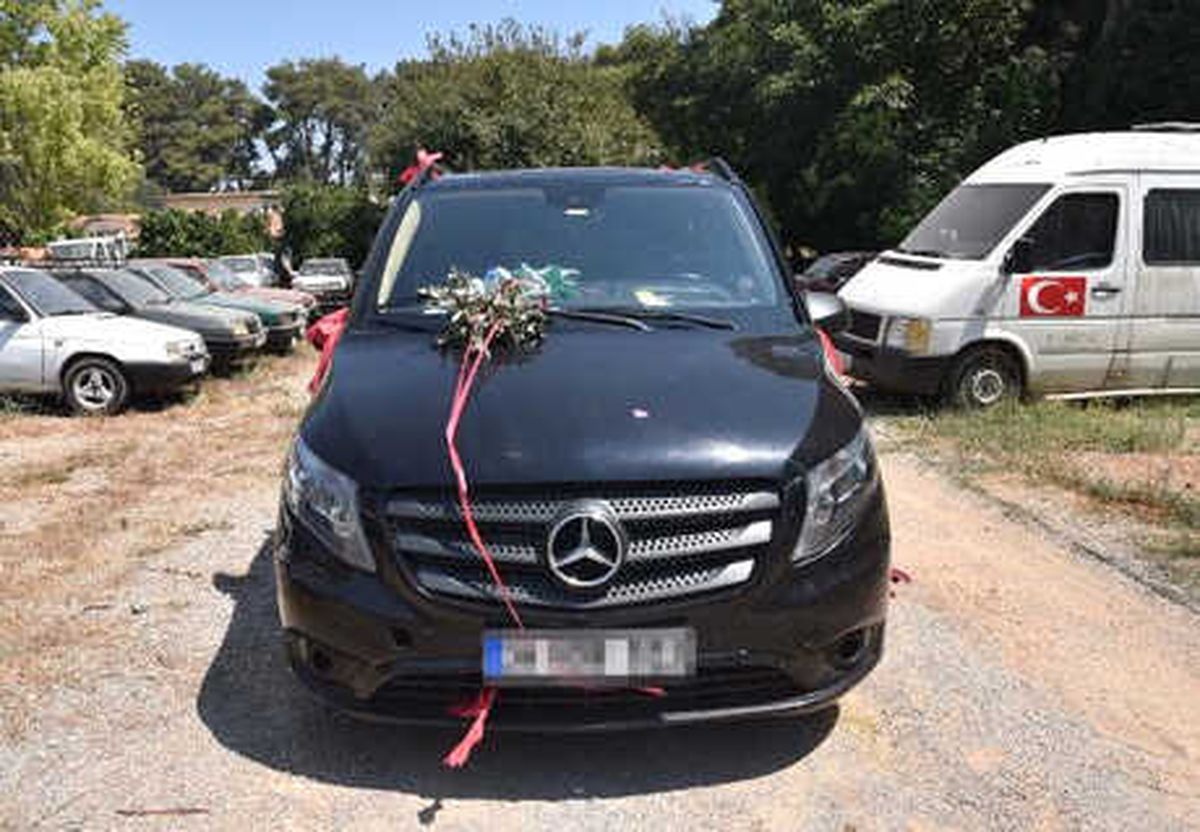Düğün Aracı Gibi Süslenen, 11 Kaçağın Olduğu Minibüsün Sürücüsü Tutuklandı