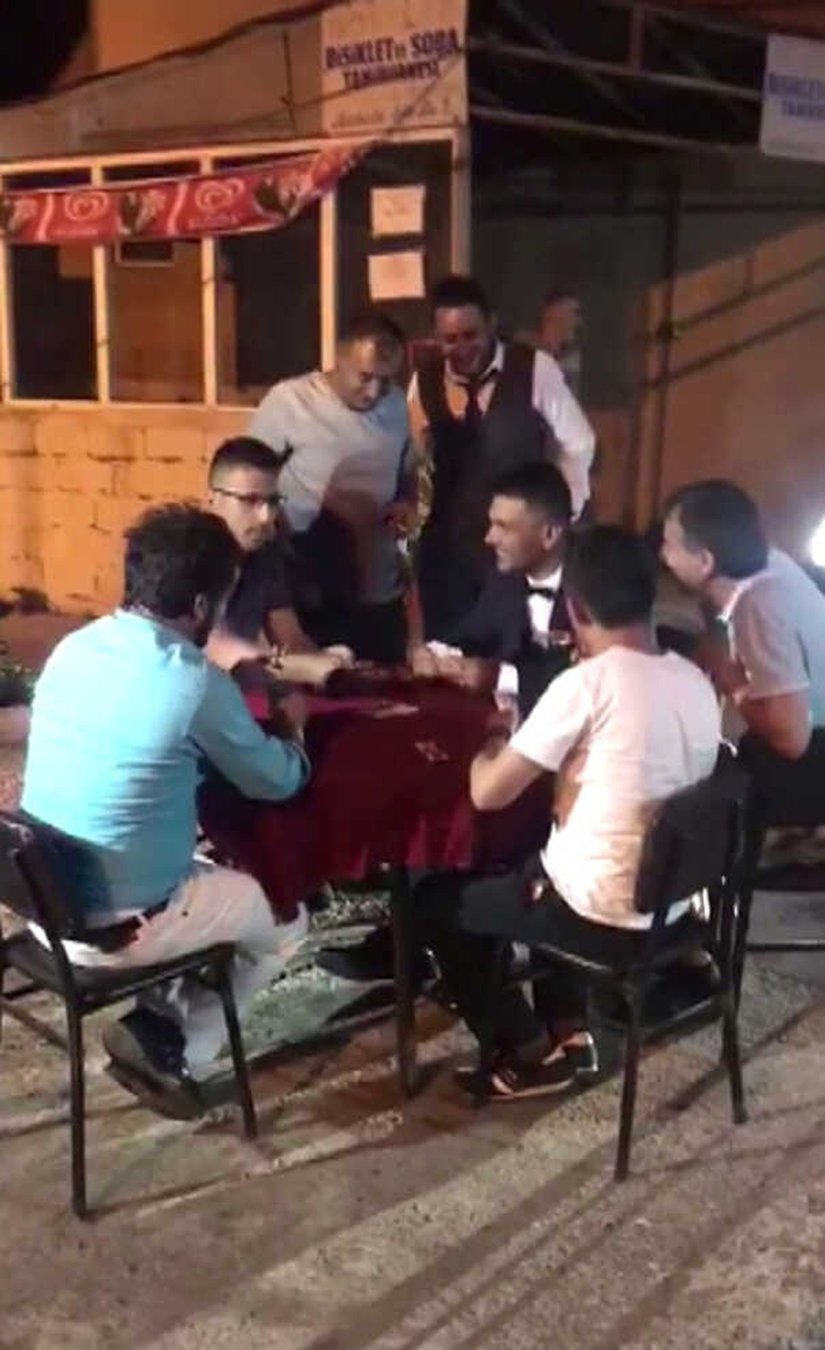 Düğün Konvoyunun Önünü Masayla Kesip, Damada Kağıt Oyunu Oynattılar