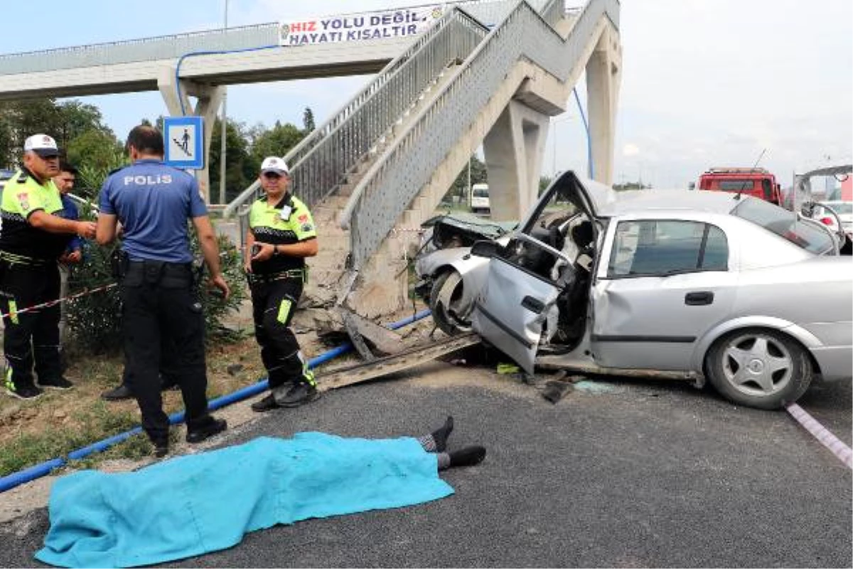 Ehliyetine El Koyulan Sürücü, Otomobille Üst Geçide Çarptığı Kazada Öldü