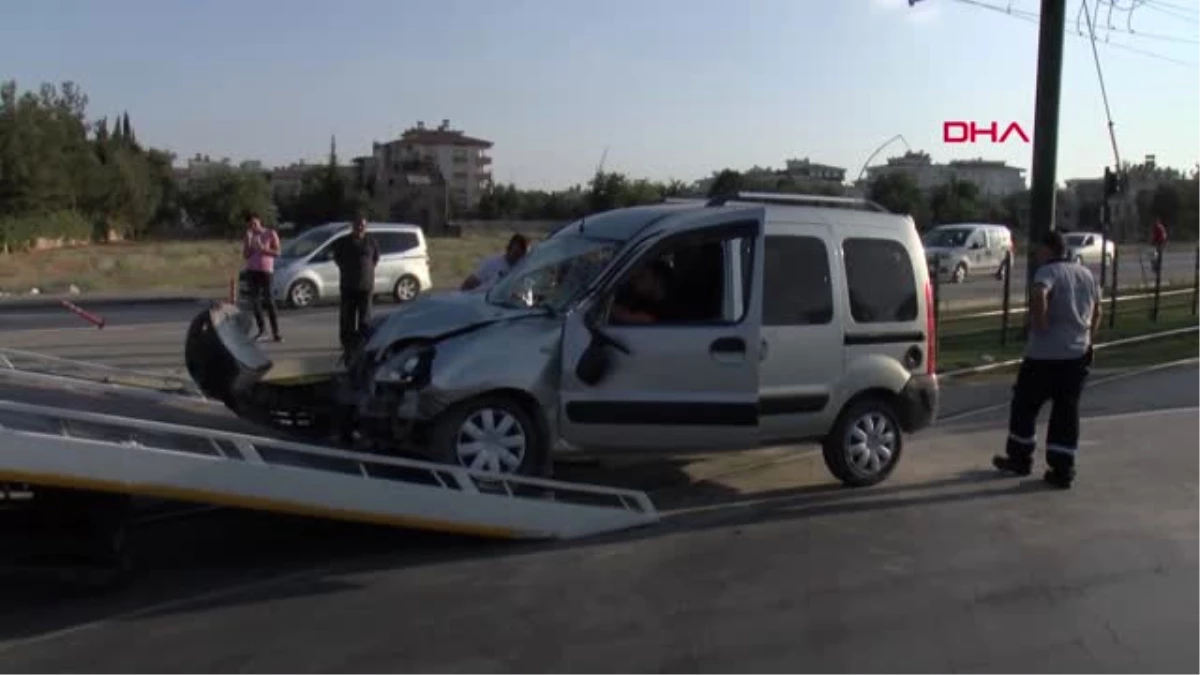 Gaziantep Tramvay ile Hafif Ticari Araç Çarpıştı: 1 Yaralı