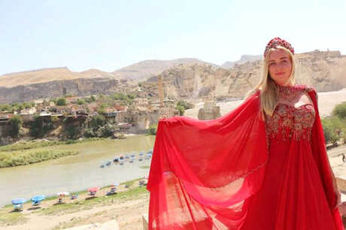Hasankeyf\'te Yerli ve Yabancı Mankenlerden Yöresel Kıyafet Defilesi