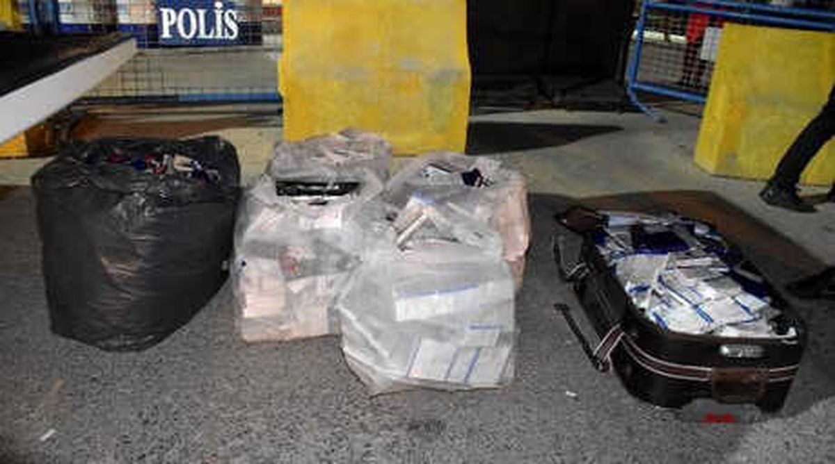 İran Uyruklu Kişilerin Valizinde \'3 Bin Paket Kaçak Sigara\' Ele Geçirildi