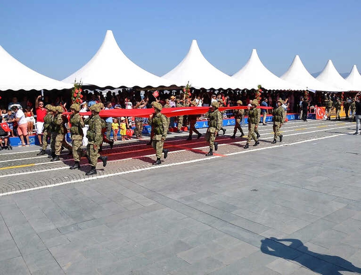 İzmir\'de 30 Ağustos Zafer Bayramı Coşkusu