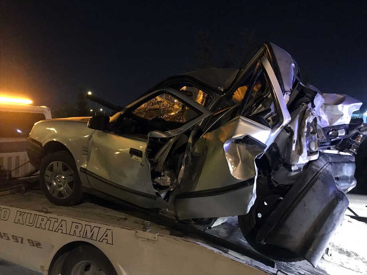 İzmir\'de Tır Otomobile Çarptı: 1 Ölü, 1 Yaralı