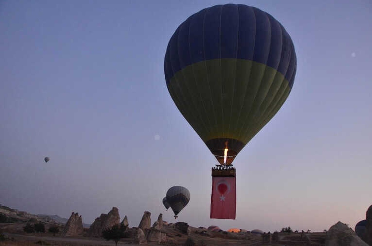 Kapadokya\'da Balonlar Türk Bayraklarıyla Havalandı