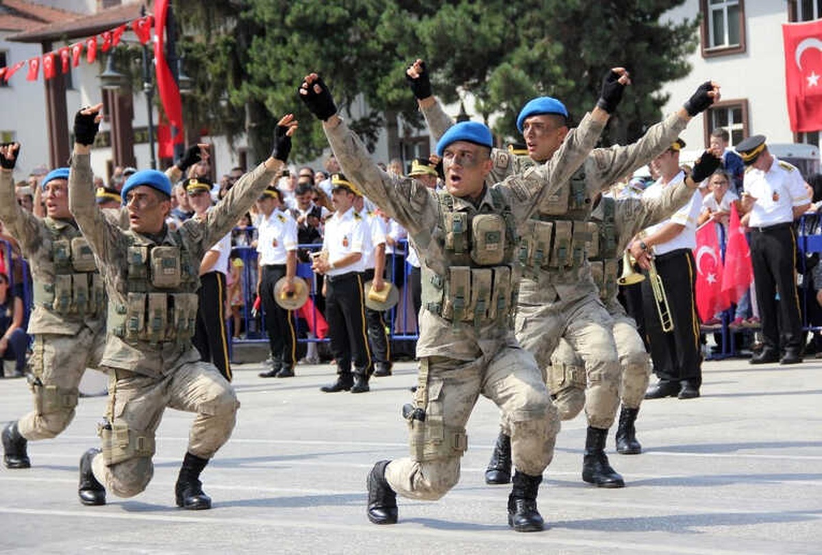 Komandoların Zeybek Oyunu, Zafer Bayramı\'na Damga Vurdu