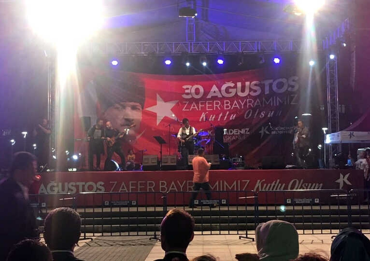 Küçükçekmece\'de Ayna Şarkılarıyla Zafer Bayramı Coşkusu