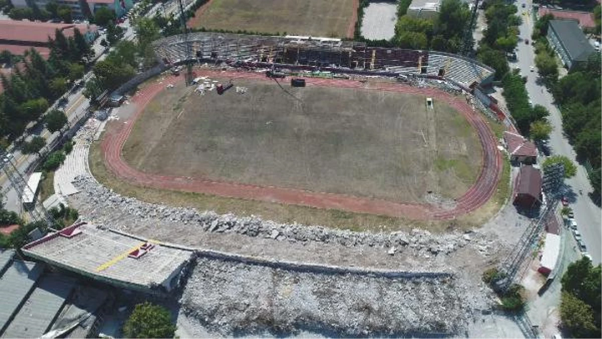 Millet Bahçesi\'nin Yapılacağı Stadyumunun Yıkım Çalışmaları Sürdürülüyor
