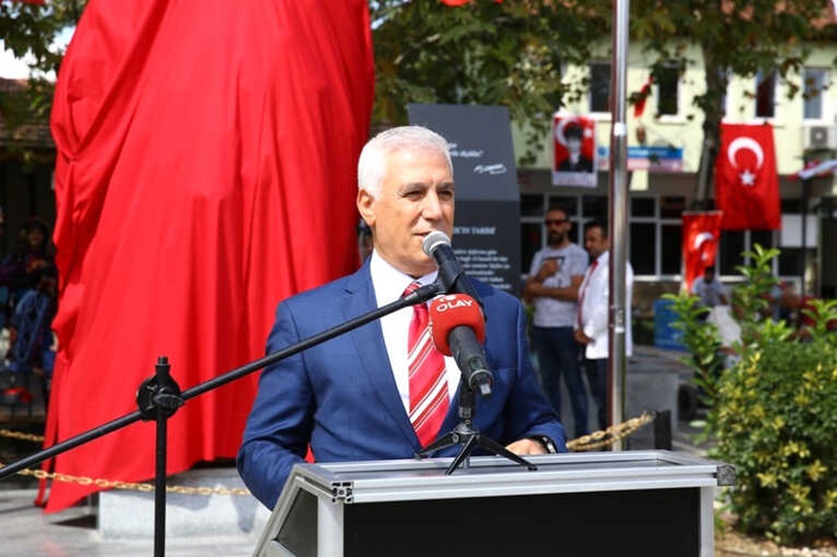 Nilüfer Belediyesi\'nden Yaylacık Mahallesi\'ne Atatürk Heykeli