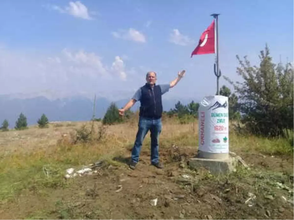 Okul Müdürü, 1620 Rakımlı Dümen Dağı\'na Kepçeyle Çıkıp Zirve Taşını ve Bayrak Direğini Yeniledi