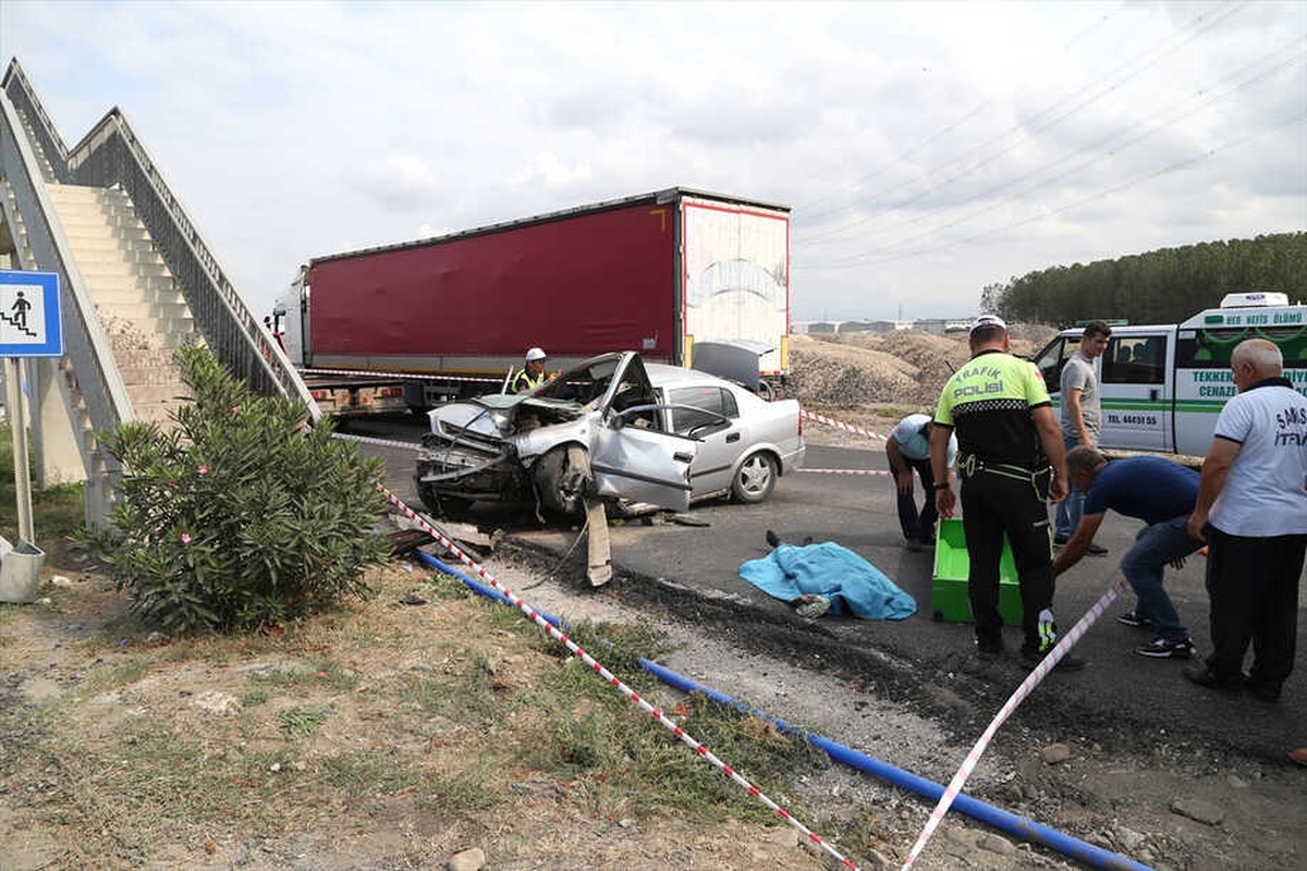 Otomobil Üst Geçidin Ayağına Çarptı: 1 Ölü, 3 Yaralı
